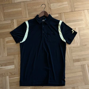 J Lindeberg Dolph Slim Jersey - Snygg sportig piké från J lindeberg. Knappt använd trots att den är från ss19, skön y2k vibe i det grönaktiga gula. Märkt som ”M slim” så sitter nog superbra på en S :) 