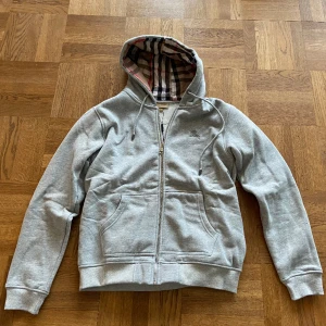 Burberry hoodie zip - Säljer en riktigt snygg burberry hoodie i storlek M. Den passar riktigt bra på mig som är 184. Säljer den för att jag har ingen användning för den ( rep )