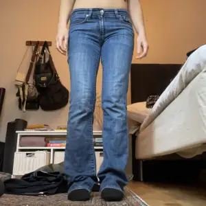 Lågmidjade jeans köpta second hand i Paris. Sitter super fint. Har för många jeans.. passar en s liten m. Jag är 163cm