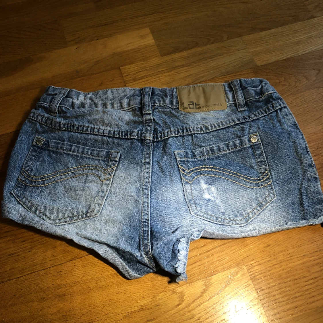 Säljer ett par jeansshorts, ganska korta i länden men väldigt fina. - 90