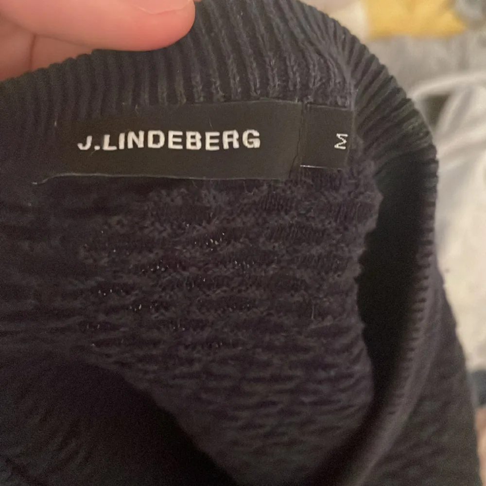 Snygg stickad tröja från J.lindberg som är i bra skick och som knappt är använd.. Stickat.