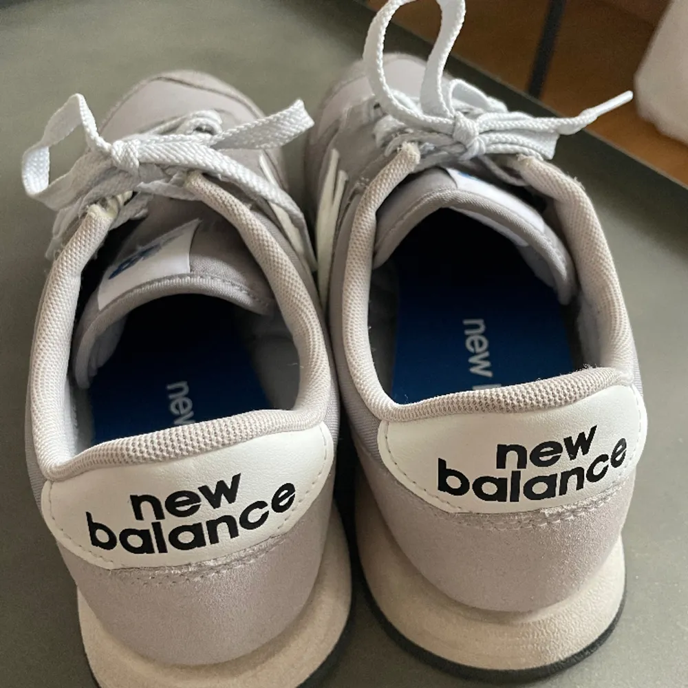 Jättefina New Balance skor i modellen 420⭐️⭐️ endast använda 2ggr utomhus så dem är som nya!!🙌🏼 storlek 41,5 men kan även passa stl 40! . Skor.