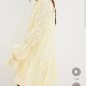 Klänning - Såååå fin och populär klänning från NA-KD som är helt slutsåld💛