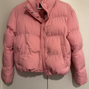 Rosa jacka - Storlek XS, aldrig använd