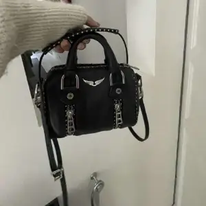 så fin zadig sunny bag  i minsta modellen, defekter: ”rostat” lite på vissa ställen men blir så med alla väskor! 💓letar efter snabbaffär, priset är fast och går inte att sänka då jag redan sänkt det!😇