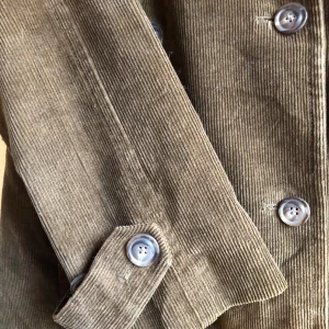 Brun manchesterkappa  - Brun manchesterkappa köpt på Beyond Retro. Passar till våren. Märke okänd. Storlek xs-s. Jag är 156 lång och den passar fint. 