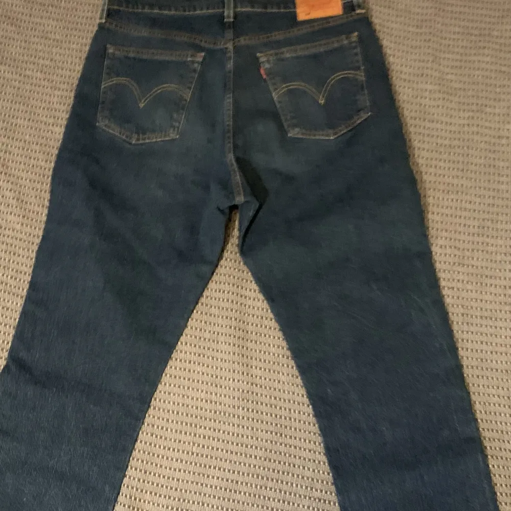 Mörkblå Levis 501 i fint skick storlek 29:30. Jeans & Byxor.