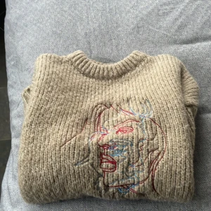 Oversized och skön tröja - Plagget sitter lite pösigt/oversized och är i size M. Praktiskt taget oanvänd under några månader sedan köp. 