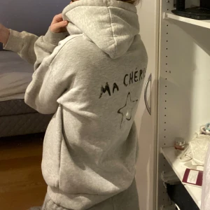 Ma cherie hoodie  - Ma cherie hoodie från Gina, storlek 164/170 
