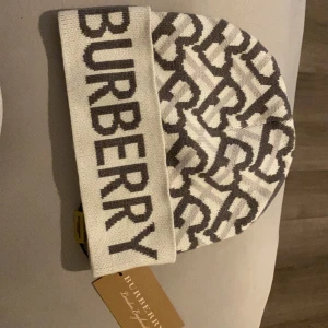 Burberry mössa  - Burberry London England äkta mössa. Helt ny med tags på. Är vit, grå passar med allt och väldigt praktiskt. 😊 Priset kan diskuteras 😉