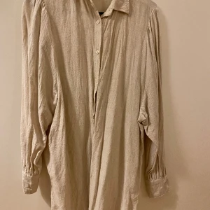 Skön lång skjorta - Lång skjorta. Storlek 38. Liten fläck bak se bild. Annars fin☀️