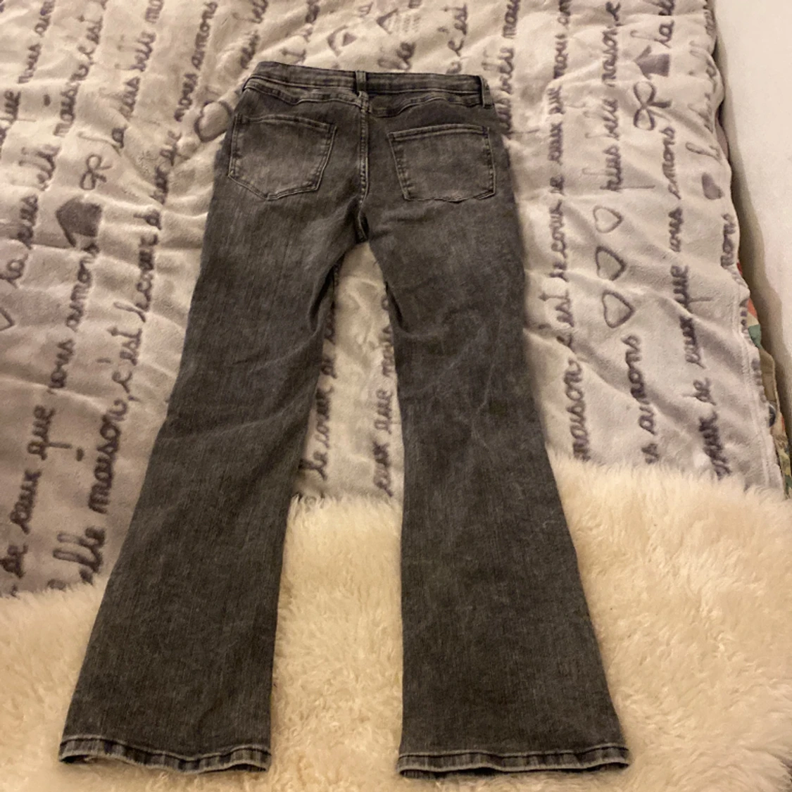 Grå/svarta lågmidjade Bootcut jeans. - 90