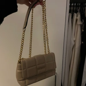 Michael Kors - Michael Kors väska i beige. Så elegant och fina guld detaljer. Ser lite platt ut pga tomt innehåll. Tveka inte höra av er vid ytterligare funderingar!☺️