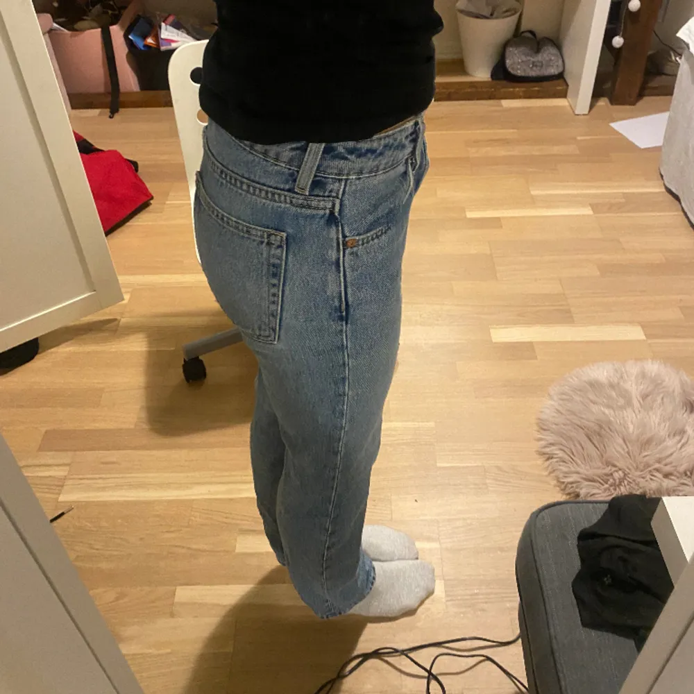 Jättefina jeans från weekday modell ”pin”❣️  Älskar dessa jeans men tyvärr är de för korta för mig som är 168❤️  Köpta för runt 550kr. Jeans & Byxor.