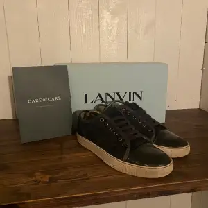 Säljer nu dessa stilrena Lanvin skor. Storleken är size 8 och skicket är 8/10. Har även digitalt kvitto till skorna från Care of Carl. Box och dustbag ingår! Tveka inte på att höra av dig vid funderingar!