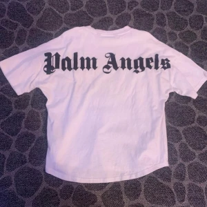Palm Angels T-Shirt - Tröjan är oanvänd och bra skick och väldigt fin tröja. Den är lite stor/baggy och därför säljer jag den.