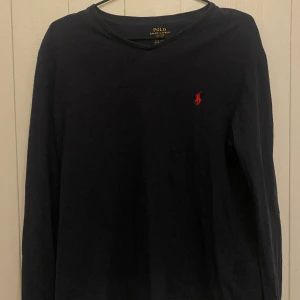 Ralph Lauren T-shirt - Säljer denna långärmade Ralph Lauren T-shirten. Tröjan är i fint. Tveka inte på att höra av dig vid funderingar!