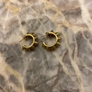 Två st jätte gulliga guld örhängen från Edblad som jag inte använder längre!🫶🏻