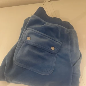 Juicy couture byxor - Stl xs, bra skick men är lite missfärgade högst upp till vänster(se bild 2) samt ena snöret saknar metallgrejen🫶🏼