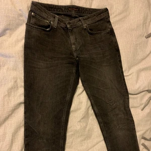 Nudie jeans - Jeans från Nudie. Har använts en del men fortfarande i väldigt bra skick! W34 och L32. Bedöm passform utifrån bilderna. Mått:        Längd: 105 Midja: 44 Lår: 26