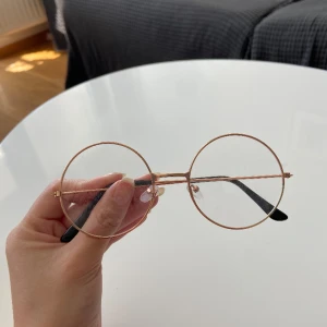 glasögon med vanligt glas/plast  - fake glasögon! inget fel på dem, bara inte min stil längre 💕