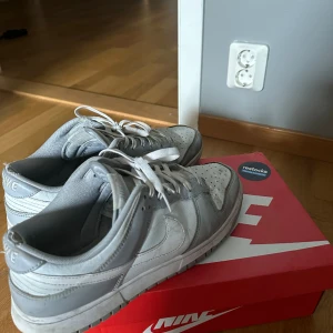 Nike dunks retro (two toned grey) - Nike dunks two toned grey Storlek 46. Inte superbra skick därav priset, (nypris: 3000kr) Box finns.  