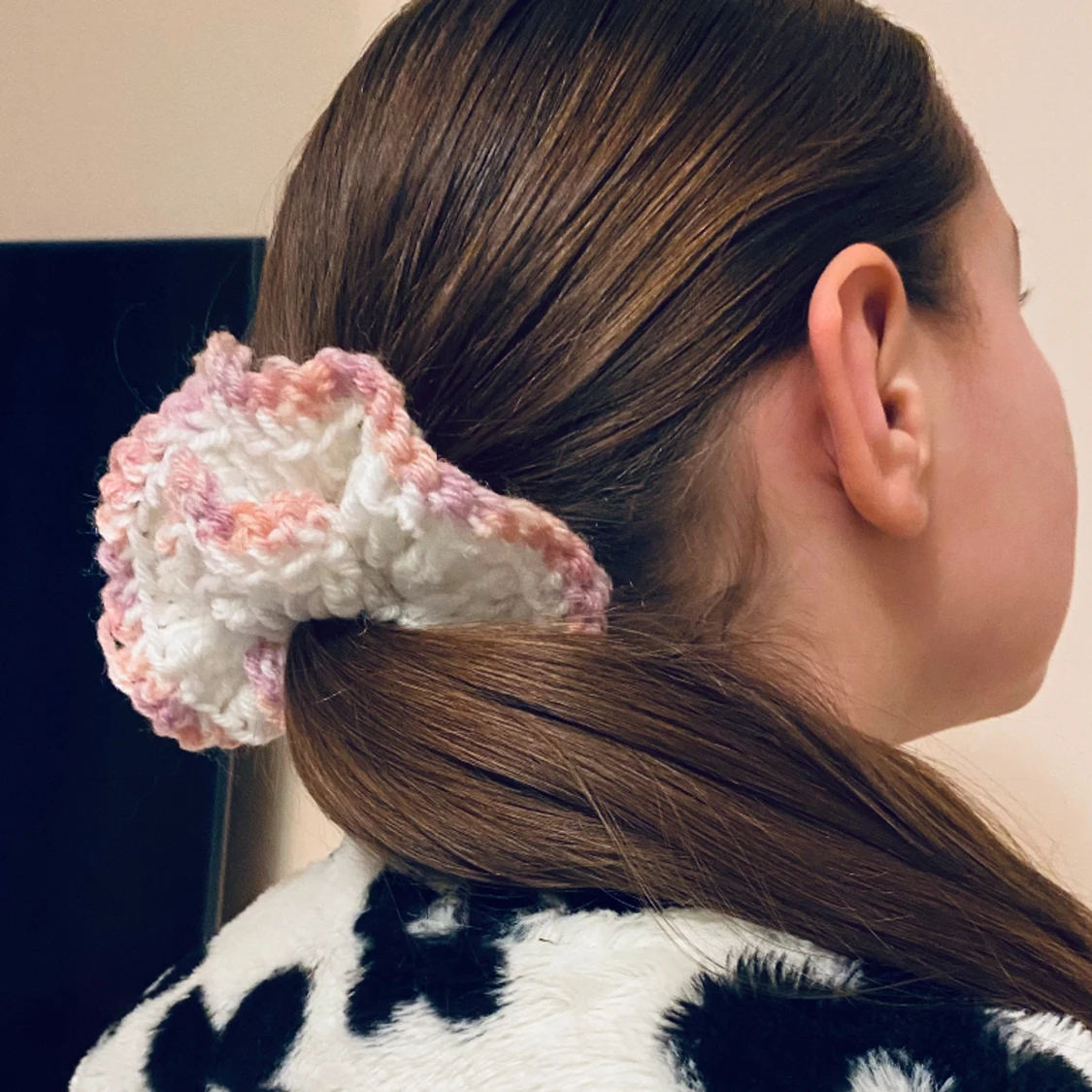 Vit/rosa handgjord virkad scrunshie - 90