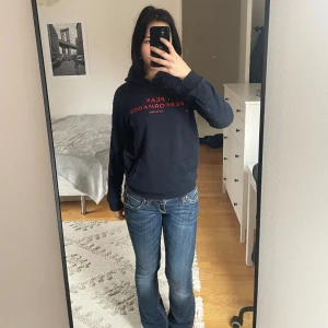Peak Performance hoodie - Säljer min jättesnygga Peak Performance hoodie då den tyvärr inte kommer till användning längre. Som i nyskick🌼