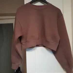 Ljusbrun croppad tröja från pull n bear, aldrig använd då jag tycker den är för kort på mig (S/M).