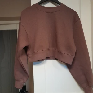 Croppad brun tröja - Ljusbrun croppad tröja från pull n bear, aldrig använd då jag tycker den är för kort på mig (S/M).