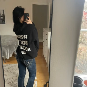 Hoodie med tryck - Säljer denna jättefina hoodien från White Fox (i nyskick) då den tyvärr inte kommer till användning längre. Nypris är 800kr🌼