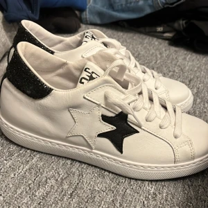 skor  - säljer ett par as snygga sneakers men säljer pg av att jag köpte för stor storlek ❤️köptes för 1500kr och har aldrig använts ute eller något, as bra skick med andra ord 👍🏻 