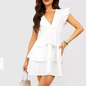 Vit kort klänning  - Säljer denna vita klänning med prislappen kvar o endast testad. Perfekt som student klänning eller bara till sommaren. Har ni frågor skriv gärna till mig privat. Pris går att diskuteras!