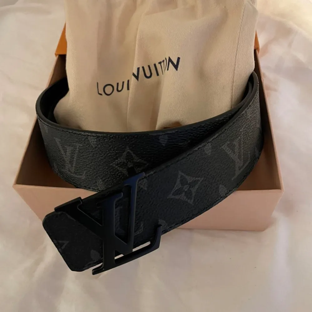 Säljer mitt svarta Louis Vuitton bälte, köpt på LV butiken i Stockholm, Birger Jarlsgatan. Storleken är 90cm och köpt för 4800kr nypris, box och allt medföljer, kvitto finns. Använt väldigt fåtal gånger så skicket är väldigt bra. Kan mötas i Sthlm. Accessoarer.