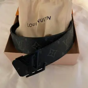 Säljer mitt svarta Louis Vuitton bälte, köpt på LV butiken i Stockholm, Birger Jarlsgatan. Storleken är 90cm och köpt för 4800kr nypris, box och allt medföljer, kvitto finns. Använt väldigt fåtal gånger så skicket är väldigt bra. Kan mötas i Sthlm