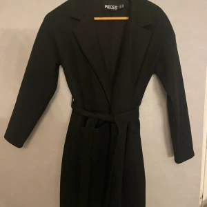 Medellång kappa - En kappa som går ner till ca mitten av låren. Använd 1 gång!