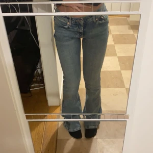 Low waist jeans - Säljer ett par skitsnygga Low waist bootcut jeans som passar perfekt till allt. 