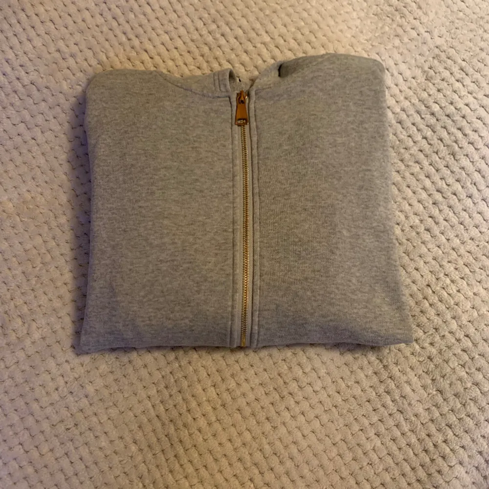 En mysig zip hoodie som är perfekt för layering. Väl använd men ändå i bra skick förutom att dragkedjan har tappat lite färg. Köpt för ungefär 150 men säljer för 50. Pris går att diskutera 🤍. Hoodies.