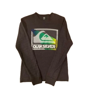 Vintage Quicksilver longsleeve - Vintage grå Quicksilver longsleeve. Perfekt skatetröja eller som undershirt till en tisha eller piké. Skriv för mått eller fler frågor!