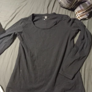 Långärmad  - Svart långärmad basic tröja. Bra skick, använd fåtal gånger.