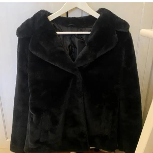 Pälsjacka - Nyskick, säljs pga ej kommer till användning. Storlek xs. 299kr🩷
