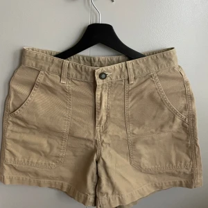 Patagonia shorts  - Ett par beiga Patagonia shorts, midjemått ca 36cm💗