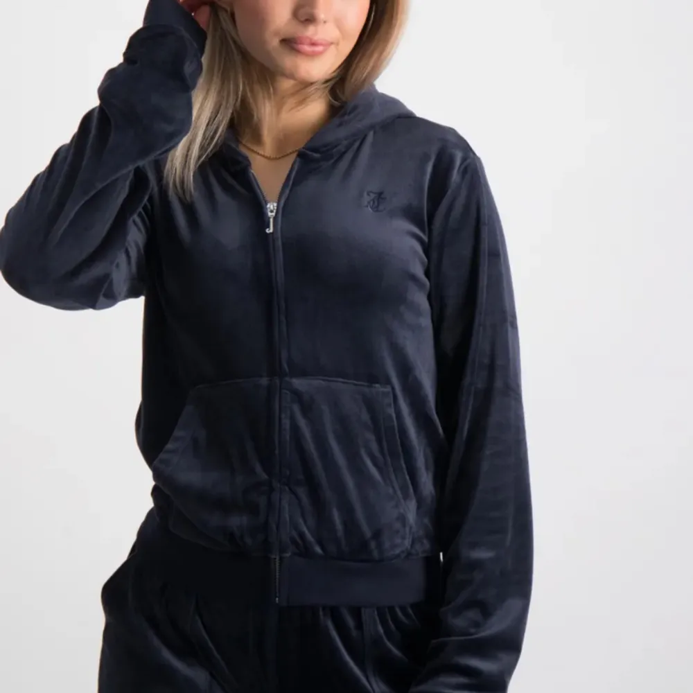 Juicy couture hoodie i färgen Night sky/mörkblå i jättebra skick! Använd fåtal gånger. Storlek 164/170 men sitter som en vanlig XS eller S❤️ Nypris: 900kr. Tröjor & Koftor.