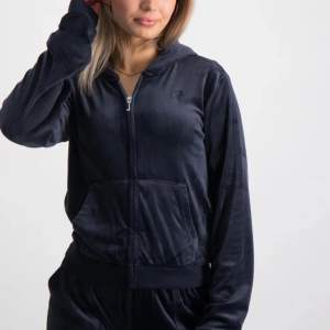 Juicy couture hoodie i färgen Night sky/mörkblå i jättebra skick! Använd fåtal gånger. Storlek 164/170 men sitter som en vanlig XS eller S❤️ Nypris: 900kr