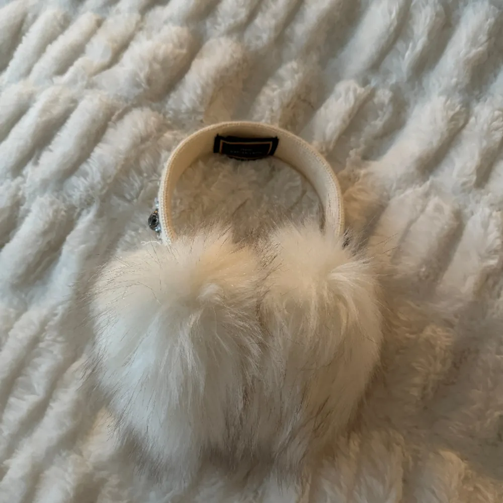 Säljer jättefina Kurt geiger öronmuffar🪽 Aldrig använt, så gott som ny! Ord pris: 500 kr . Muu.