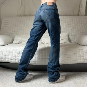 Levis Jeans - Midja: 87cm✨Innerben: 88cm (passar någon som är lång)✨Storlek: W34L36 (passar ungefär M)✨Jag på bilderna är 172cm lång och brukar ha storlek 38💕