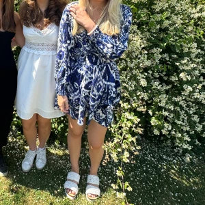 Zara klänning  - Säljer min så fina klänning från zara. Jag har storlek m då jag tyckte S var för kort i rumpan och jag är 168 ungefär😍