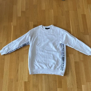 Sweatshirt - Sweatshirt från Peak Performance. Använd ett antal gånger. Nypris ca. 700 kr.