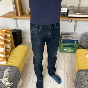 Säljer nu dessa feta Tiger of Sweden jeans i skicket 9,5/10. Modellen är 175 och väger 62kg. Nypris: 1,500kr. Vårt pris: 299kr. De sitter som 29/30 eller 30/30. De är Slim jeans.