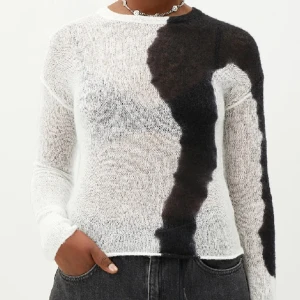 Weekday tröja  - Säljer denna super snygga tröja från weekday som är slutsåld ❤️ säljer eftersom jag har dubbletter. I nyskick och använd Max 2 gånger. Storlek xs men passar s ❗️kom med egna bud❗️